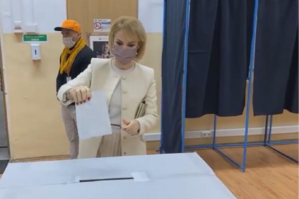 Gabriela Firea a deschis secţia de votare la alegerile parlamentare 2020