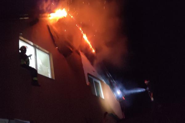 O persoană a avut nevoie de ajutor medical în urma incendiului din Maramureş