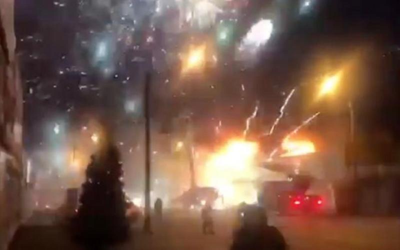 Mii de produse pirotehnice au aprins cerul Cel puțin 400 de pompieri au fost trimiși pentru a stinge incendiul
