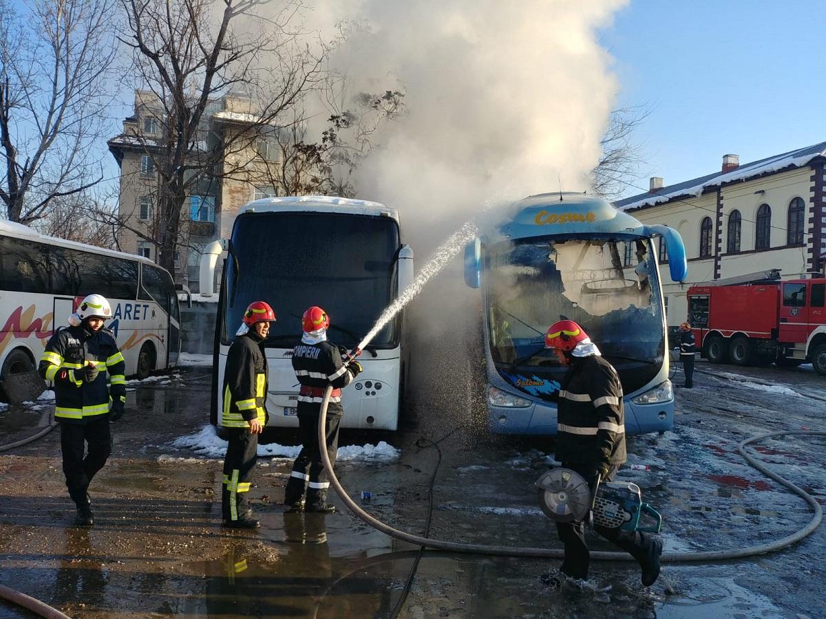 Un autocar a luat foc la Autogara Filaret