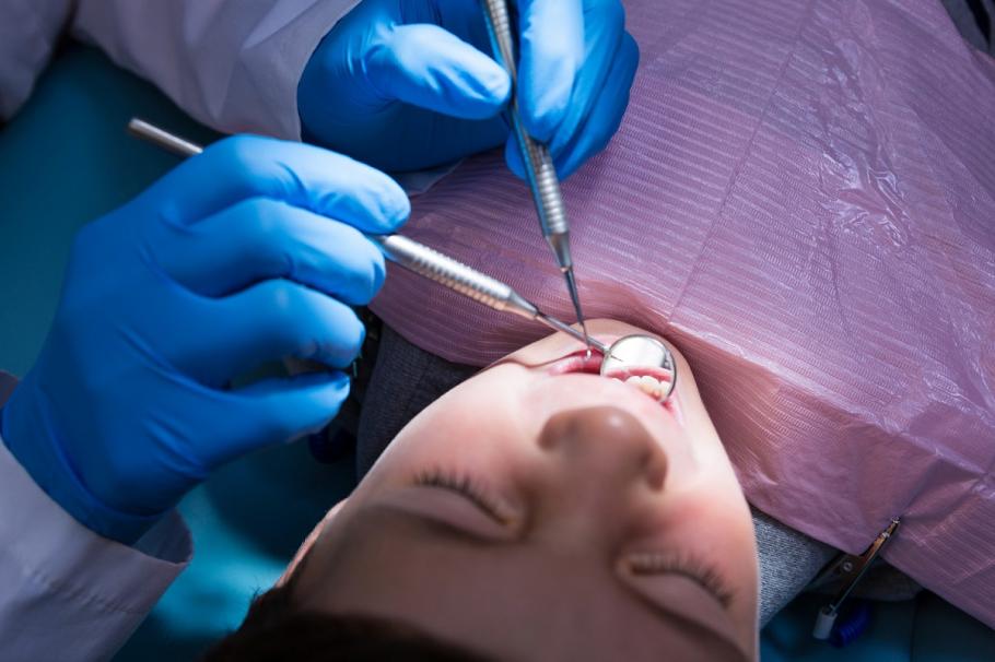Copil anesteziat la dentist Un medic face o intervenţie stomatologică
