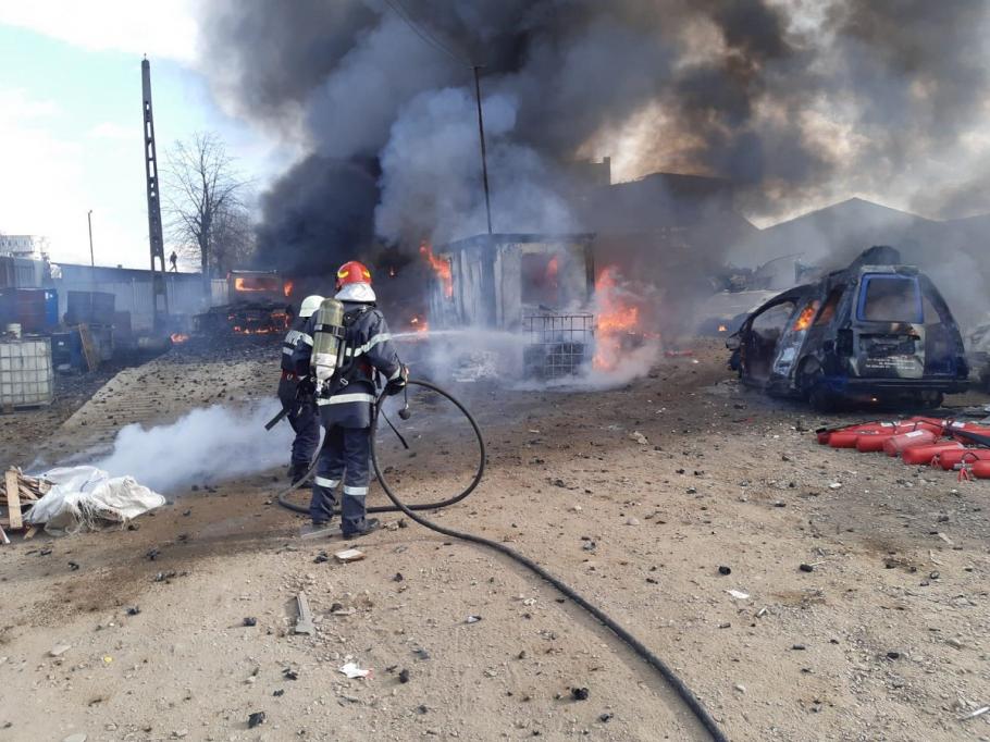 Un incendiu violent a produs pagube semnificative în Prahova Incendiul a fost stins cu dificultate