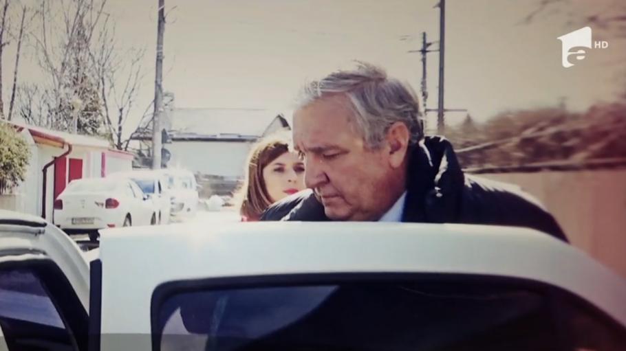 Mircea Beuran Mircea Beuran urcă într-o mașină a procurorilor