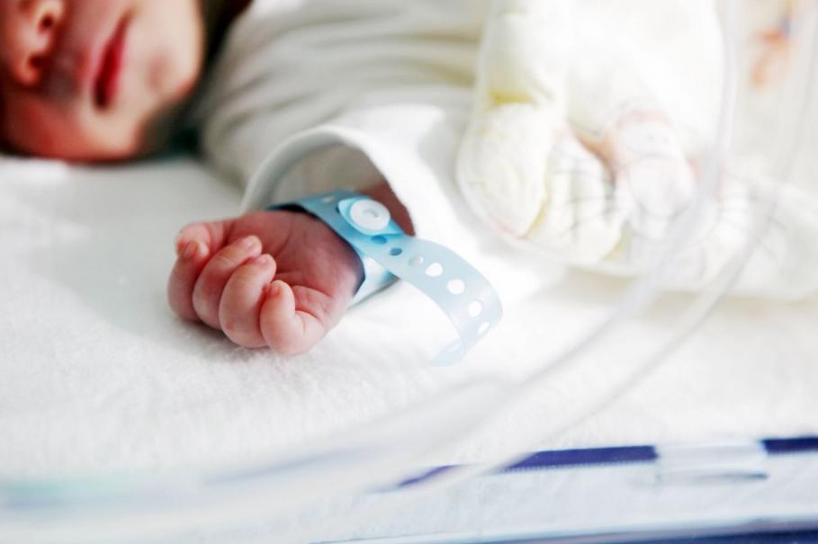 Bebeluş în maternitate Un copil de doar 4 luni a fost abandonat şi de tată şi de mamă