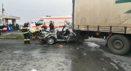 Un tânăr de 32 de ani a murit după ce s-a izbit cu maşina de un TIR