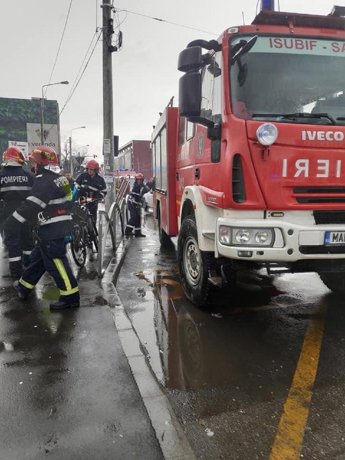 La faţa locului intervin pompierii şi pirotehnişti SRI