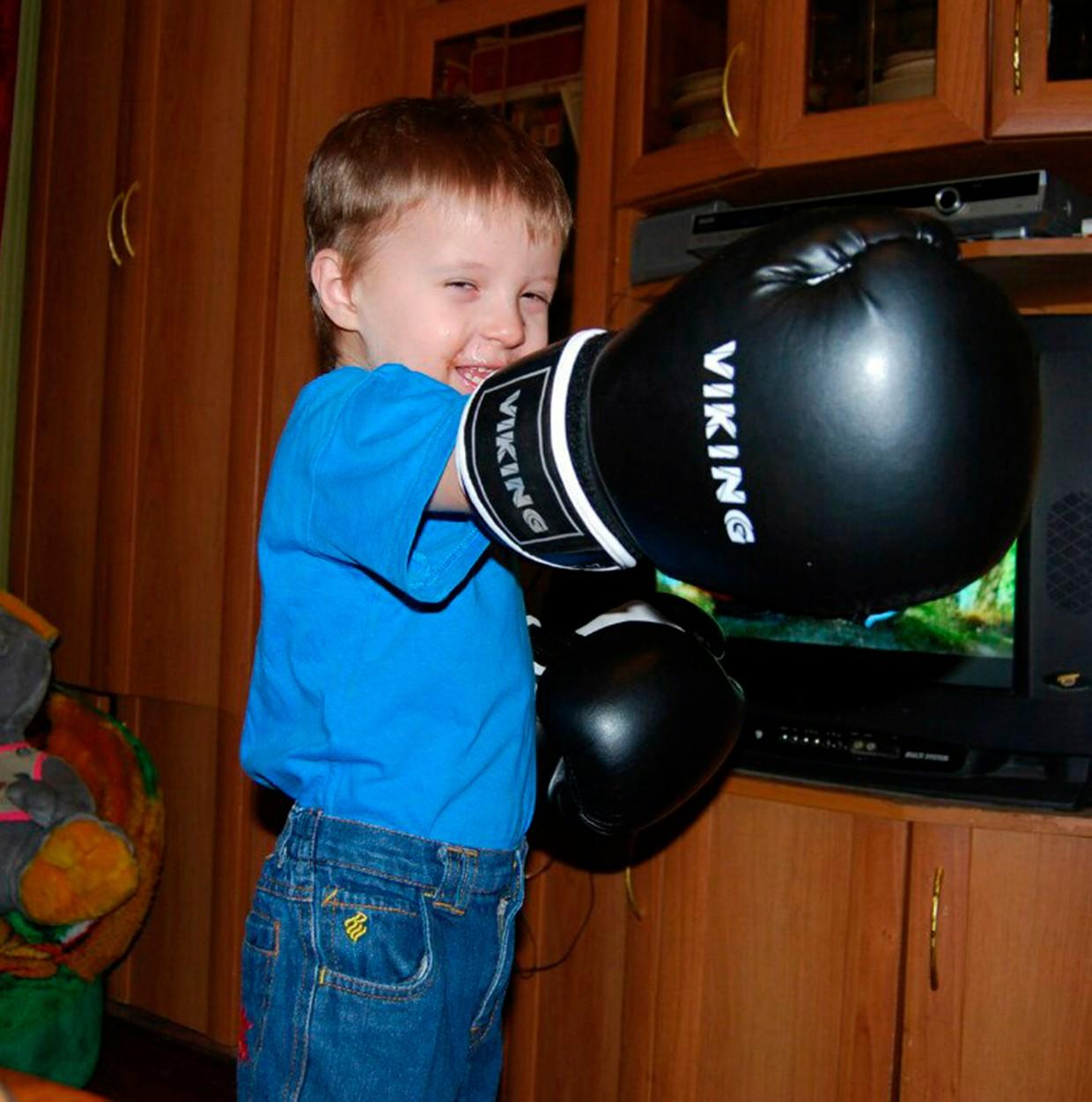 Copil bătut de mama adoptivă