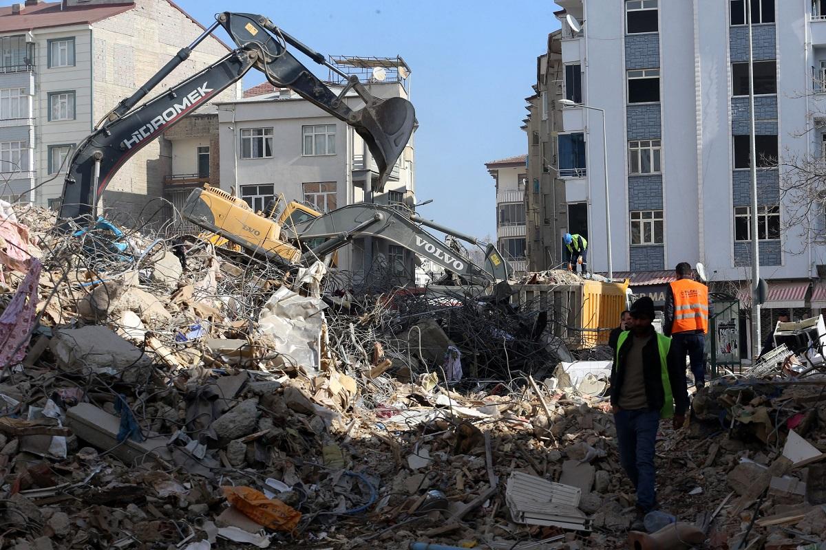 Cel puţin opt morţi şi zeci de răniţi în urma unui cutremur puternic produs la graniţa Iranului cu Turcia Cutremurul a avut 5,5 grade pe scara Richter
