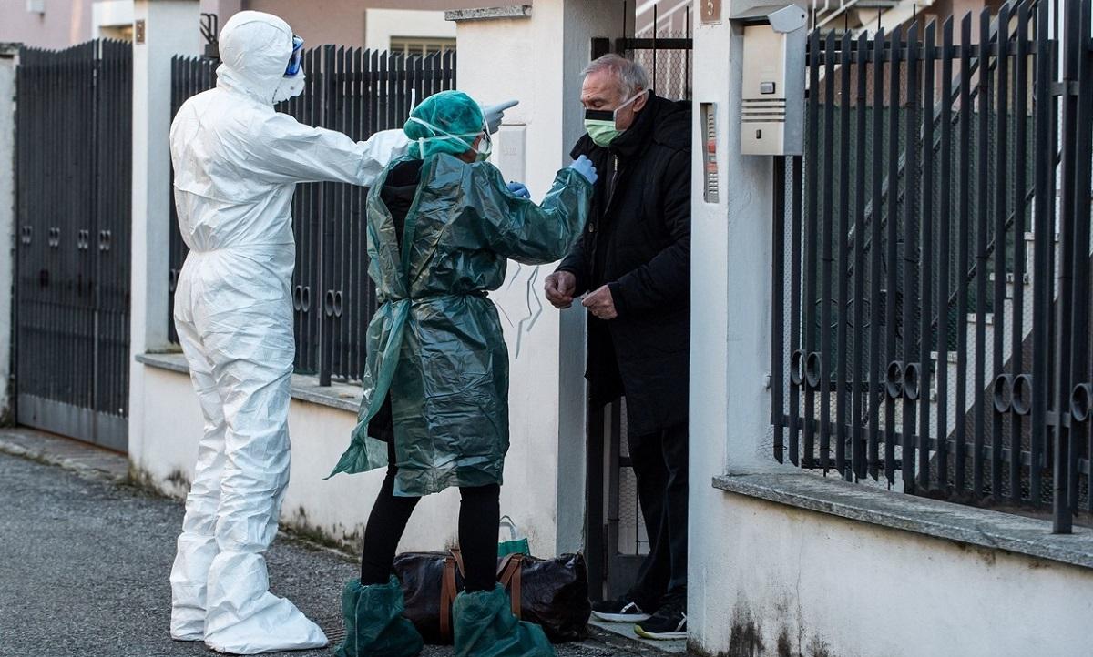 Coronavirus Veneţia Medici consultă un bătrân în faţa casei
