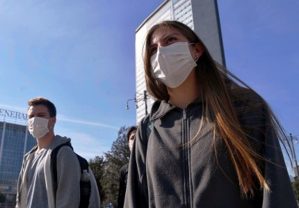 Studenţi cu măşti de protecţie