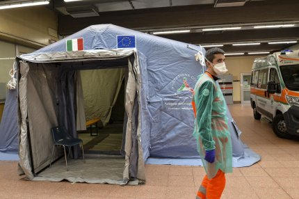 Medic la un cort de intervenție în caz de coronavirus în Italia