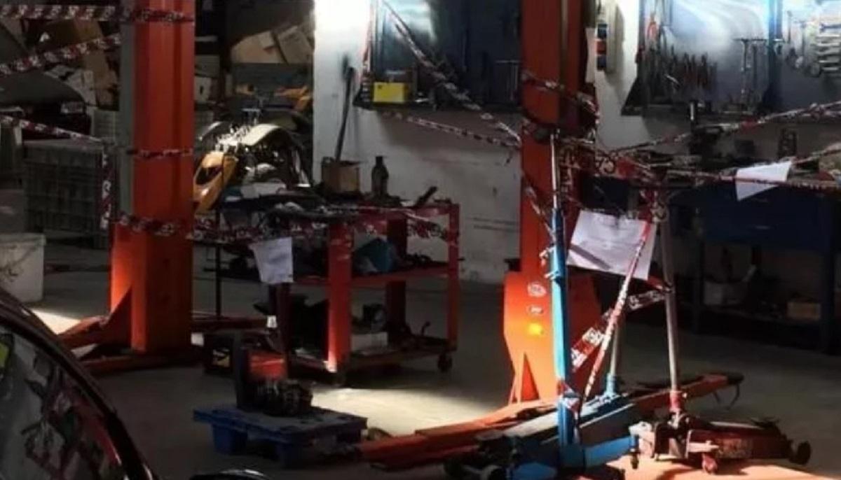 Românca de 26 de ani a ajuns în stare gravă la spital, după ce şi-a prins părul într-un lift hidraulic