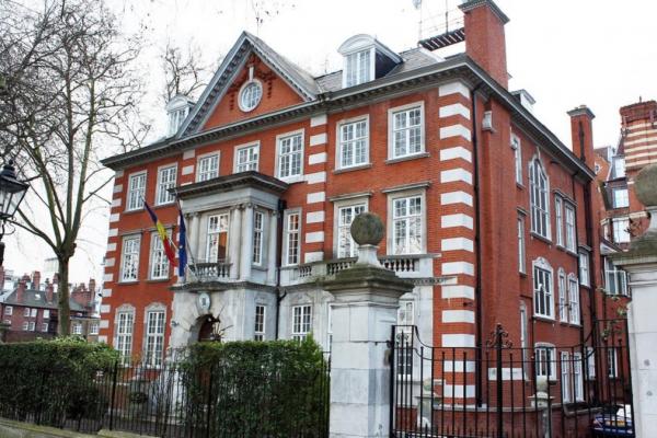 Ambasada României ar avea de achitat câteva zeci de mii de lire sterline