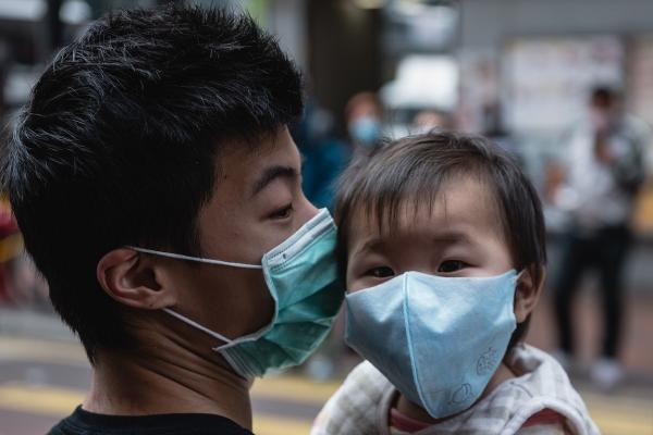Persoane purtând masca pentru a se proteja de coronavirus