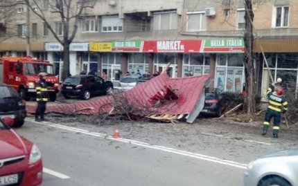 În Oradea, o parte din acoperişul unui bloc s-a prăbuşit peste maşinile parcate lângă imobil