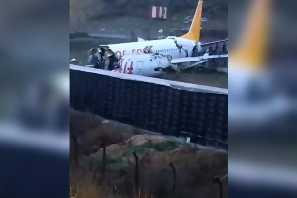 Un avion s-a rupt în două la aterizare pe Aeroportul Internațional din Istanbul