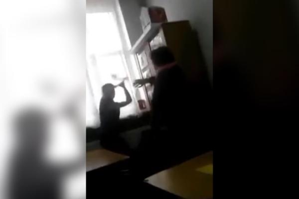 O profesoară din Ceptura a făcut o criză de nervi în fața elevilor: "Viermilor! În halul ăsta să vă purtați?"