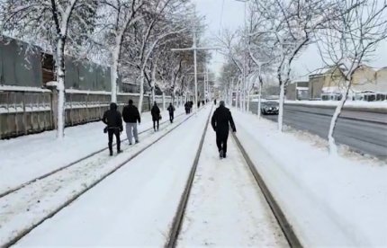 Oamenii sunt nevoiţi să meargă pe jos, după ce tramvaiele au rămas blocate