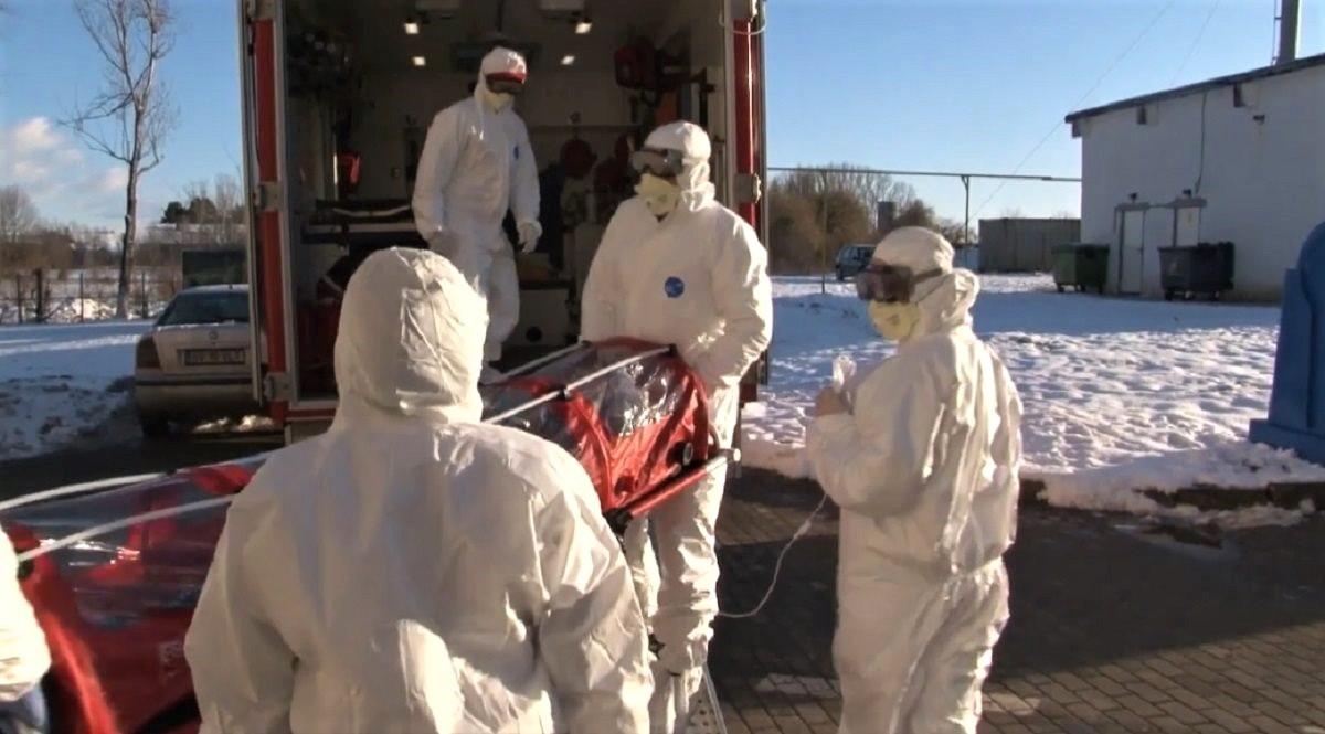 pacienta suspecta de coronavirus transportata de paramedici Profesoara din Suceava, în timp ce este transferată la Spitalul de Boli Infecţioase din Iaşi