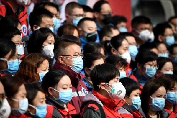 Localnici din China se protejează de coronavirus cu măști sanitare