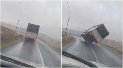 Camionul a fost ridicat de vânt şi răsturnat în afara părţi carosabile