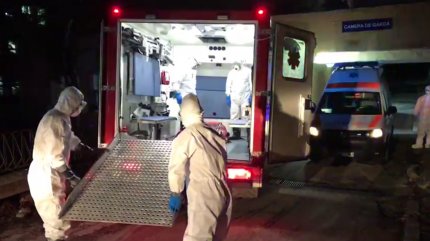 Medici coboară din ambulanță pacient cu coronavirus