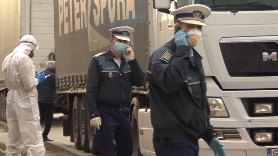 Polițiști Polițiști cu măști sanitare la un caz suspect de coronavirus