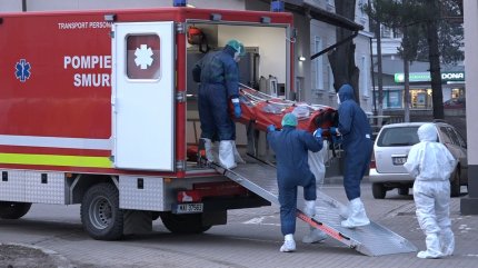 Pacient cu coronavirus urcat în ambulanță de medici