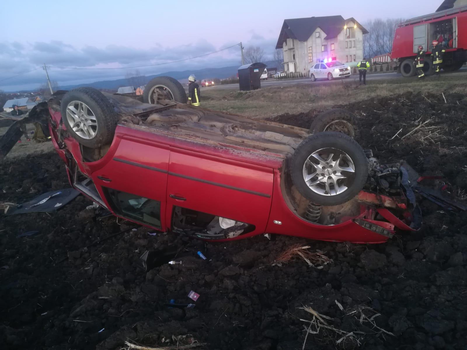 Mașină răsturnată în Suceava, ambii pasageri au scăpat cu viață