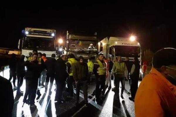 300 de șoferi români de TIR blocați