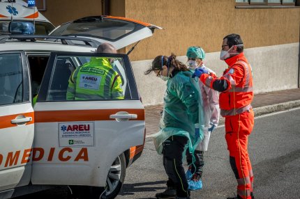 Medici italieni la un caz de coronavirus