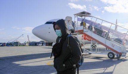 Consilier local din Maramureș suspect de coronavirus, face ședință cu 40 de oameni, apoi fuge în Franța, cu avionul