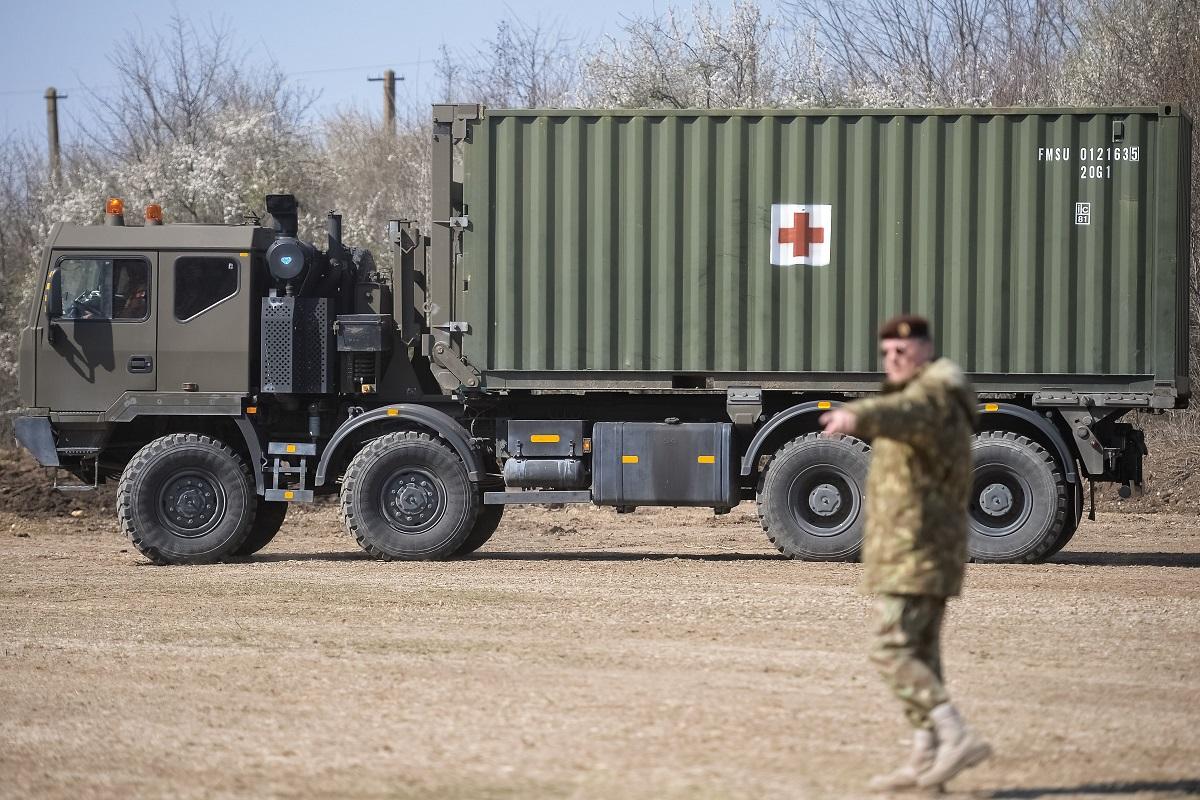 Miliarii români au început să lucreze la amenajarea spitalului ROL II