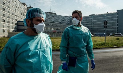 Medici italieni în fața unui spital în zonă de coronavirus