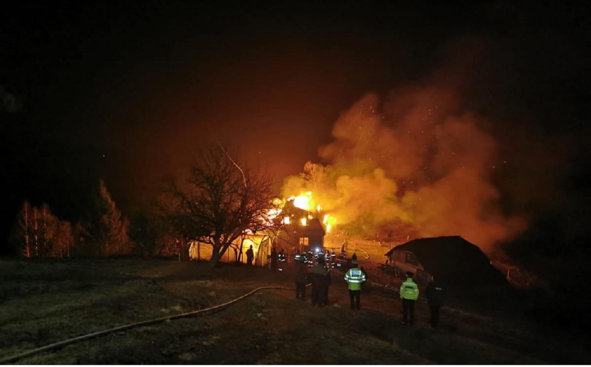 Casă din Brașov, mistuită de un incendiu puternic Din fericire, incendiul din Brașov nu s-a soldat cu victime
