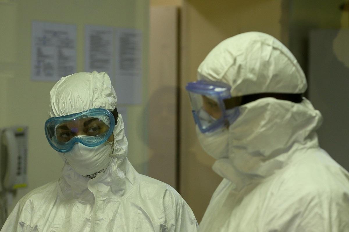 Coronavirus România Medici în costum medical de protecție
