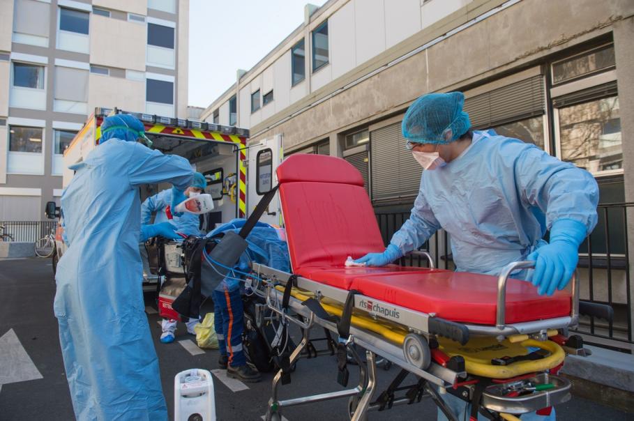 Medici francezi Medici francezi dezinfectează o targă de coronavirus