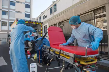 Medici francezi Medici francezi dezinfectează o targă de coronavirus