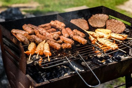 Carne, mici pe un grătar încins