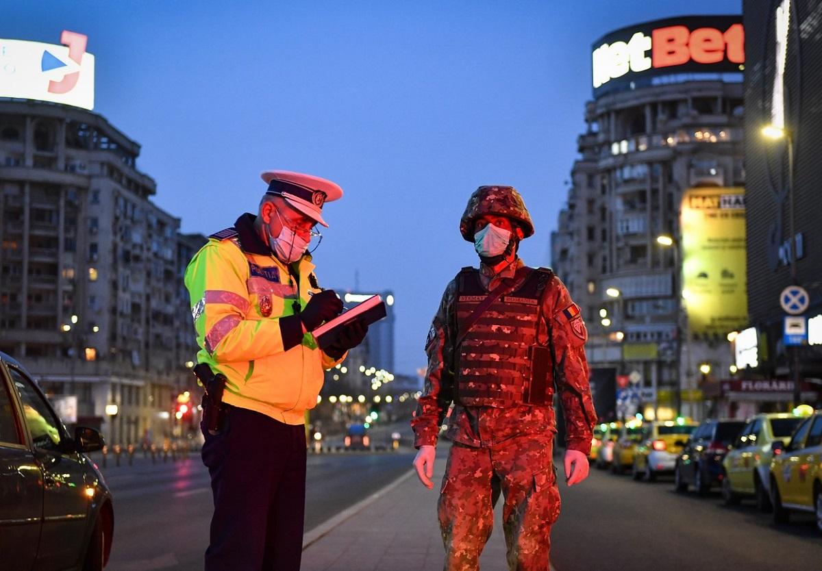 Un polițist și un militar păzesc bulevardul