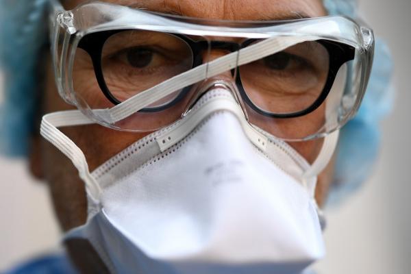 Un medic cu mască de protecție