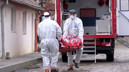 Medici transportă un pacient cu coronavirus