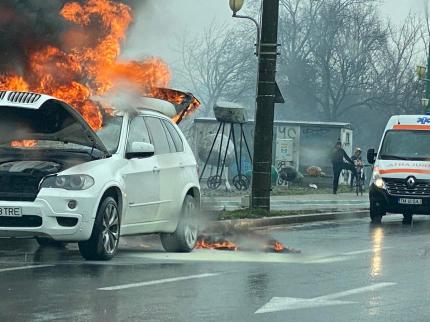 Un BMW a fost cuprins de flacari pe Podul Michelangelo