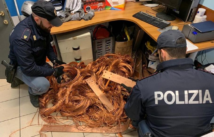 Român prins în legătură cu furtul a 320 de kilograme de cablu de cupru, în Italia Trei suspecţi, cel mai probabil tot români, sunt căutaţi în legătură cu acest furt