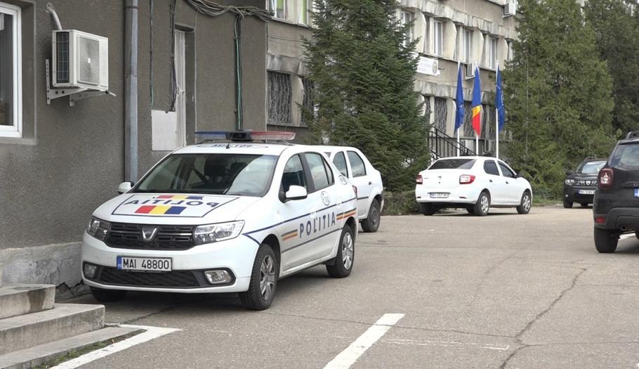 Arestat coronavirus O maşină de Poliţie este parcată în faţa secţiei