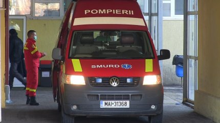 O ambulanţă SMURD este parcată în faţa spitalului