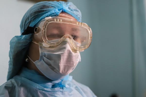 Medic cu protecție anti-coronavirus