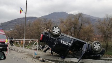 Maşină de jandarmi răsturnată