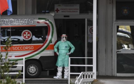 Medic și ambulanță la un spital cu cazuri de coronavirus în Italia