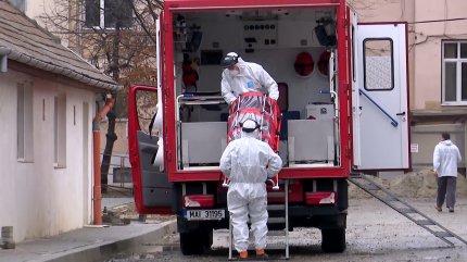 Paramedici cu izoleta la un pacient cu coronavirus